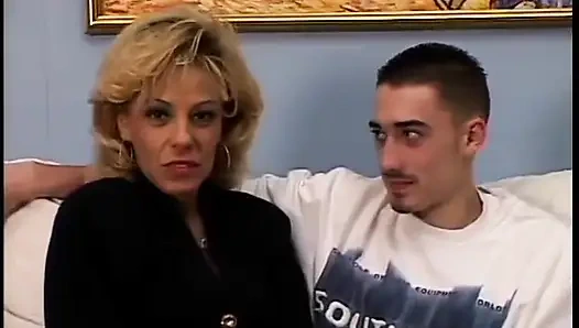 Ateşli sarışın kanepede domalarak sikiliyor