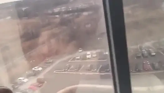 12. hikaye otelinden dışarı bakarken arkadan çekimler yapıyor