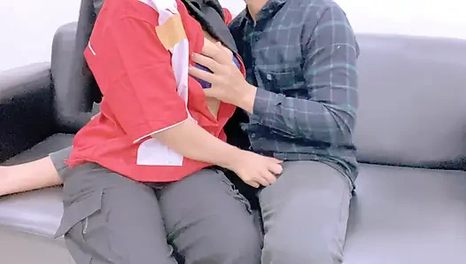 Benzin istasyonunda çalışma üniformalı bir kızı villaya davet edin, kız itaatkar