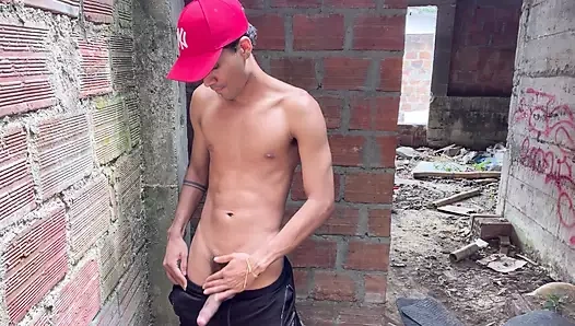 İdrar yaptıktan sonra terk edilmiş evde mastürbasyon