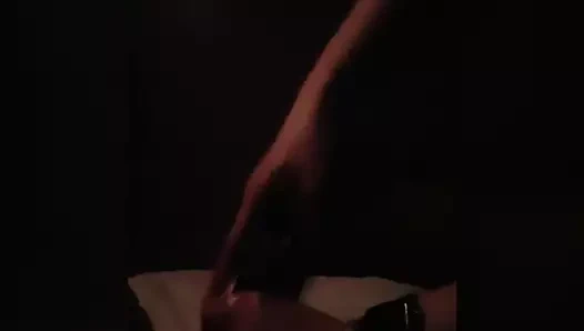 Sıkı tutuşlu Çinli orta yaşlı seksi kadın patlaya kadar büyük zenci yarağıyla sikişiyor.