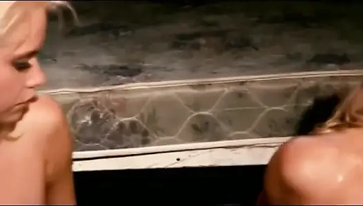 İki sarışın bebek deliklerini üç büyük yarakla dolduruyor