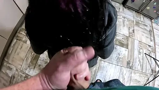 Bornoz orta yaşlı seksi kadın saç kurutma ve fırçalama sakso ve saçıma boşalma
