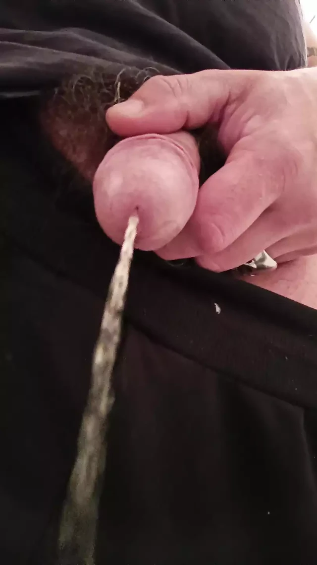 Мужчина-медведь писает на меня