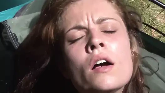 Kırmızı sarışın kamp kızı