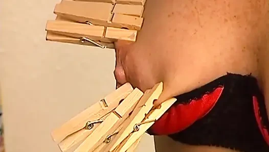 Olgun kızıl saçlı orta yaşlı seksi kadın mandalı ve samimi oyunun tadını çıkarıyor