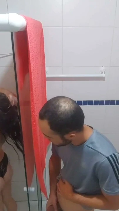 Yaramaz yaşlı üvey baba üvey kızını duşta izliyor! Ve ona sakso çektiriyor ve sikini amında hissediyor! | Klip 1