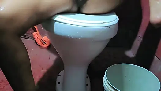 Bugün banyoda duş alarak yetindim, kötü durumda parmak nabzımdaki suyu boşalttım.