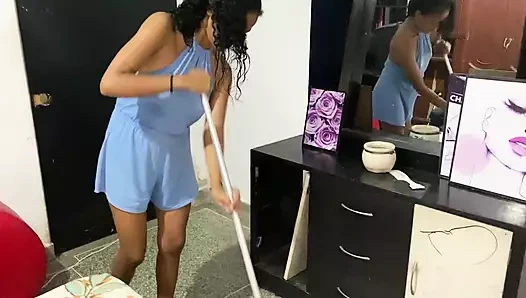 Annemin odasında temizlik yaptığımda üvey babam benden faydalanıyor