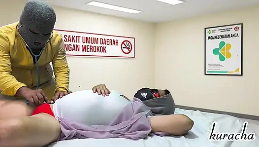 Ateşli tombul hemşire onu sikmek için doktora geldi.