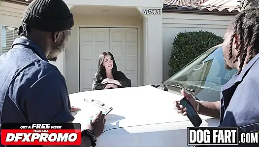 Dogfart - büyük memeli orta yaşlı seksi kadın Jennifer White kocasının kumarhane dolandırıcılığından sonra repo adamlarına iki yarağı birden alıyor