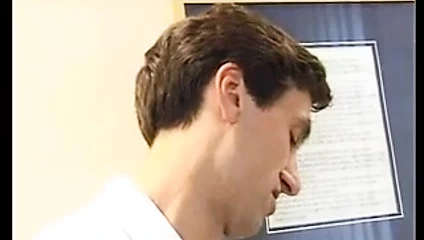 Jeany Bee als hilfreiche Krankenschwester