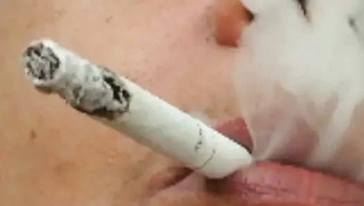 Nana fumando