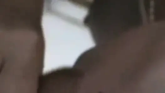 Azdırıcı baştan çıkarıcı kadın yavaşça soyunuyor