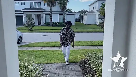 Poundtown sürtük komşusu Nataliya Crimson ile tanışıyor