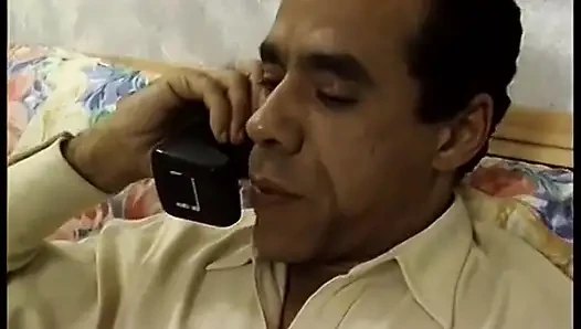 Adam kanepede ateşli siyah amcığı yalıyor ve sonra domalarak sikişiyor