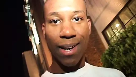 Muhteşem siyah esmer dizlerinin üzerinde kalan ıslak sıkı amcık horoz alır