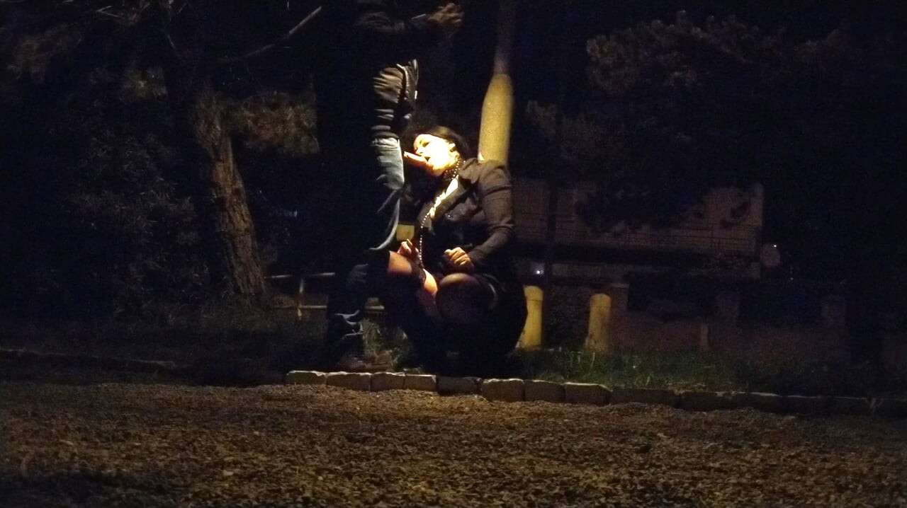 Gece ışığının altında yarak emiyor