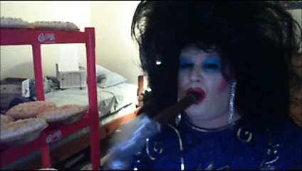 Büyük korkak marlena büyük saç büyük puro