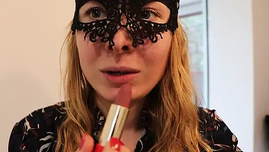 Farklı rujları test ediyor