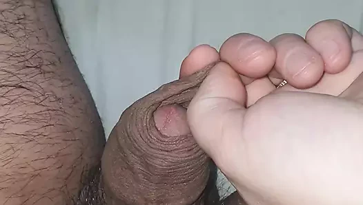 Üvey anne neredeyse üvey erkek kardeşinin yarağını battaniyenin altında mastürbasyon yaparken yakalıyor