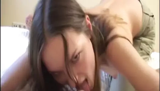 Genç, çok güzel bir kız bir erkekle seks yapıyor.