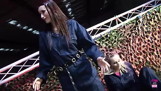 Tembel kızlar çalışmadıkları için ağızlarına yarak alıyor ve yüzlerine boşalıyor