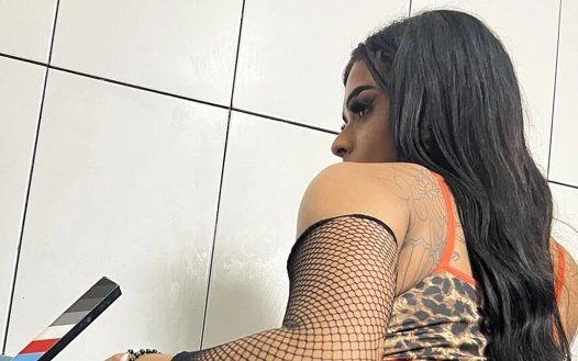 Evil Bea beyaz altının götünü yiyor