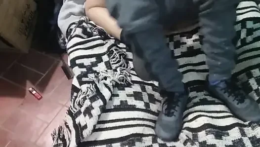 Montanolu kız yerdeki yatakla giyiniyor