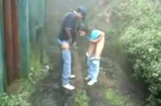 Morena hindu haciendo una mamada en la calle - pinguino69