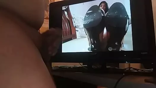 Ayaklarına sahip olmaktan çılgına dönerken mastürbasyon yapıyorum!