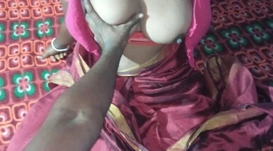 Hintli çift Bengalli kız arkadaşıyla gerçek sikişiyor