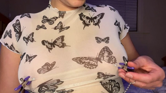 Erika Kay ile % 100 şeffaf beyaz gömlekte meme ucu kıskacı nasıl kullanılır eğitici