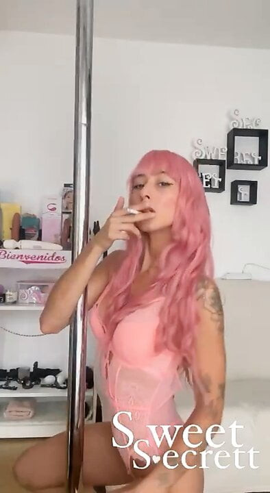 Tatlı bir kız sigara içerken seksi dans ediyor