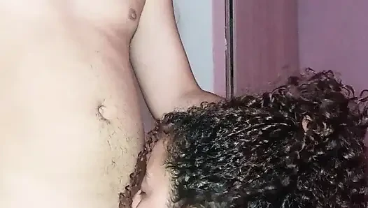 Erkek arkadaşım diğer odadayken üvey kız kardeşim onu sikmek için beni dövüyor