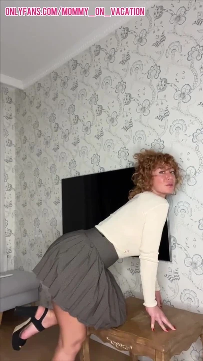 Твоя горячая мачеха соблазняет тебя в мини-юбке