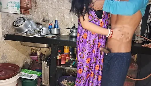 Hintli desi köylü yenge ve devar mutfakta sert sikişiyor xxx video, ateşli güzel yenge devar seks viral video