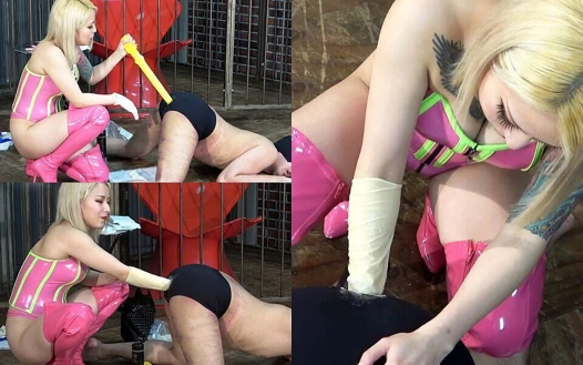 Sadist kız üniversite öğrencisi deliği mazoşist adam parmaklarıyla, bir yarasayla ve yumruğuyla