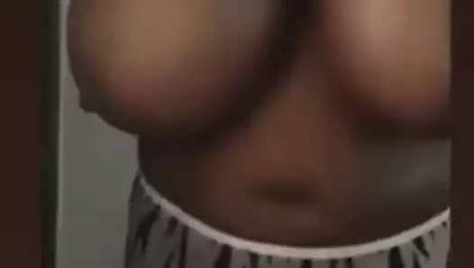 Büyük siyah memeler 2