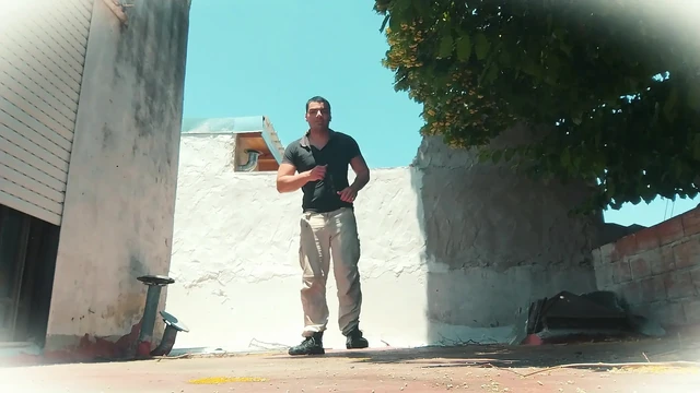 Salsa dancer - göt yakın çekim ve çıplak dans - güneşli günde açık havada mastürbasyon - büyük yarak pelvisini sallıyor,