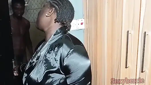 Olgun ev hanımı kocasının üvey erkek kardeşini sikiyor