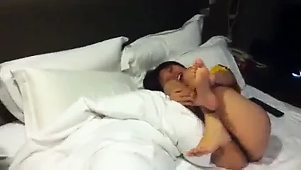 Bakış açısı kız ayaklarını gösteriyor