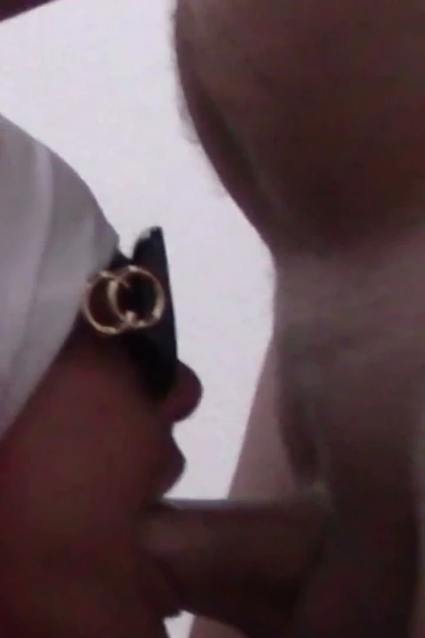 Yakın çekim MILF bir penis emiyor ve ağzına boşalma yapıyor