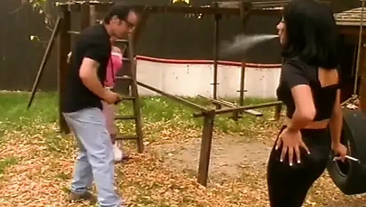 Azgın sarışın parmaklar zonklayan orgazm için kıllı amcığı genişletiyor