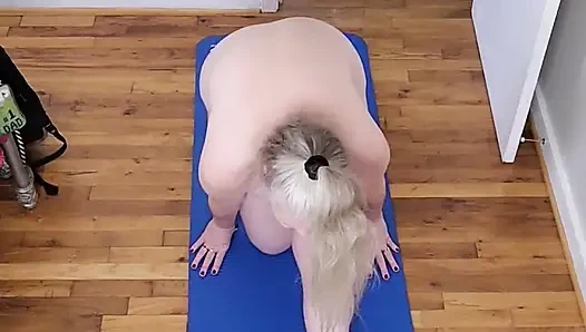 Ateşli orta yaşlı seksi iri güzel kadın çıplak yoga yapıyor!