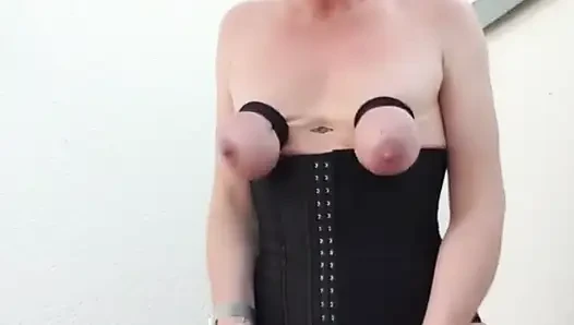 Julie, Usta'nın emirlerini yerine getirir
