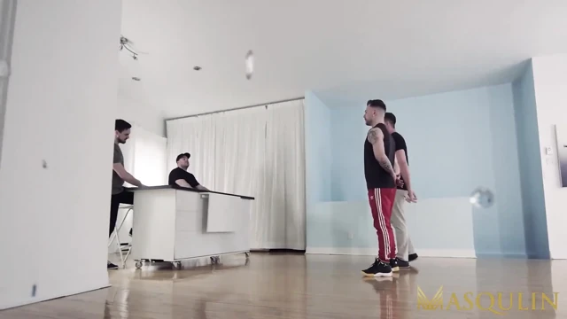 Masqulin - kaslı adam Pierce Paris ham Igor Romani'i doğuruyor