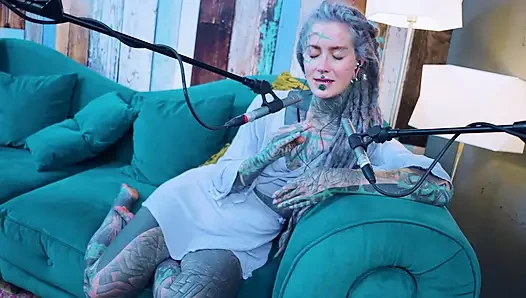 G - grattitude- asmr podcast sfw konuşuyor gotik sıska kız dreadlocks dövmeli model dövmeli kız