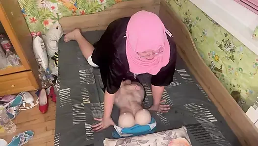 Tesettürlü kraliçe ayakla azdırıyor, sakso, elle muamele - bölüm 3