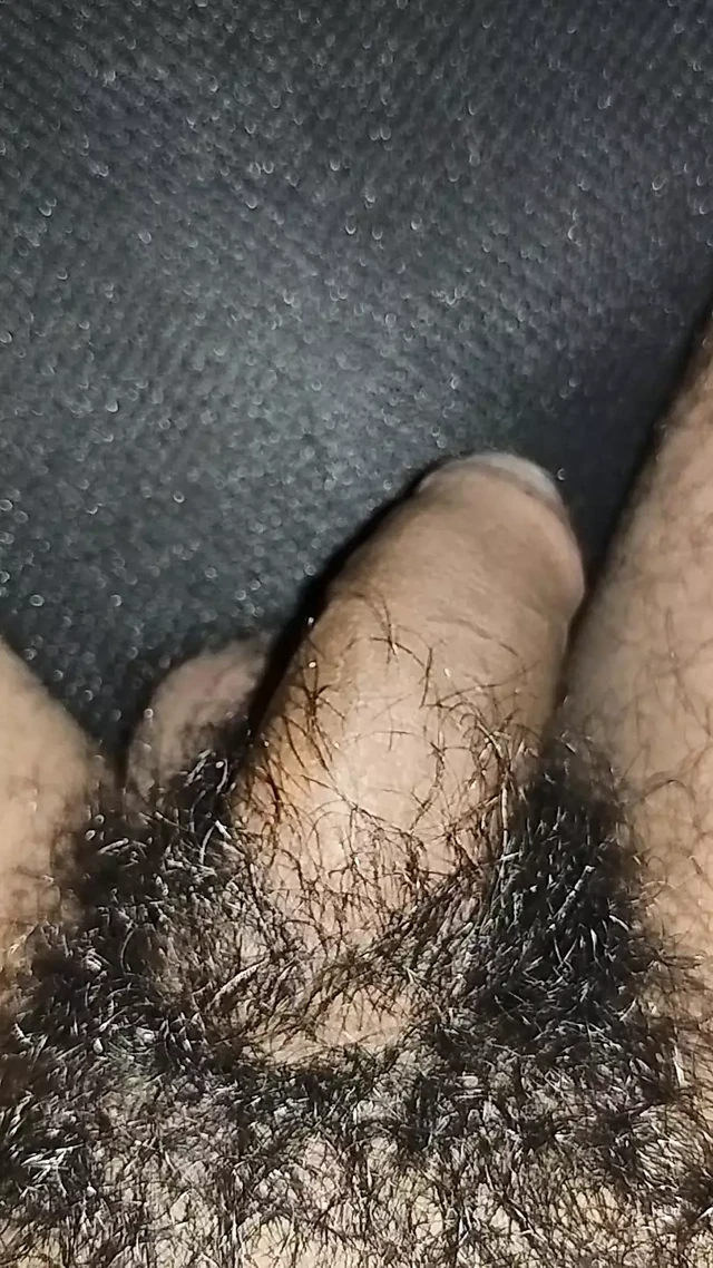Büyük Hintli kıllı yarakla mastürbasyon yapıyor